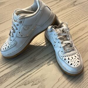 NIKE GORGEOUS perforated white leather sneakers !! Like new !